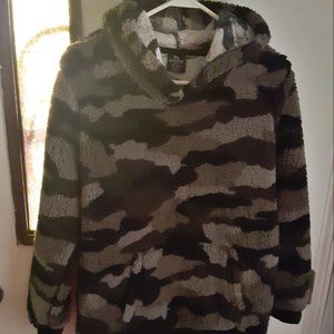 NWT BOYS SZ XL 16-18 CAMO DT REVOLUTION SWEATER